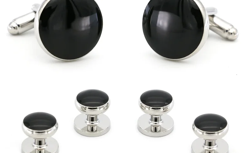 Close-up：blackonyxgemstoneClose-up，setting在silverbrass外框中，showinggemstone刻面和meta