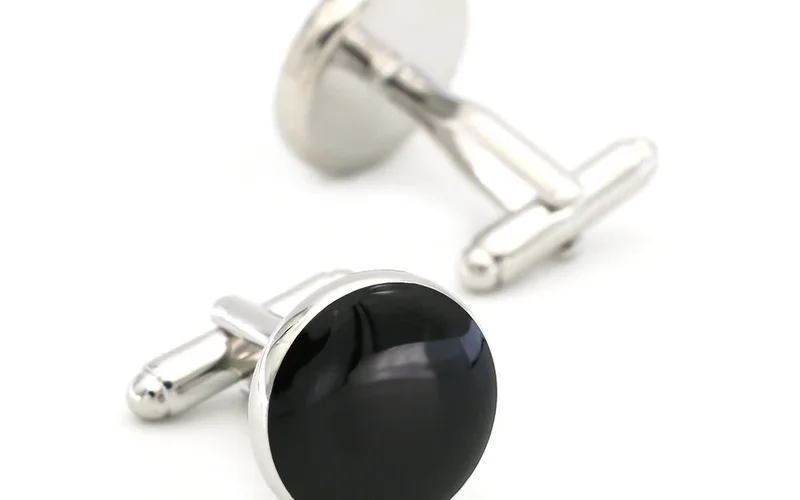 Flat lay product shot：showingcomplete set（6颗领扣+2对袖扣），silver金属与blackgemstonecontr