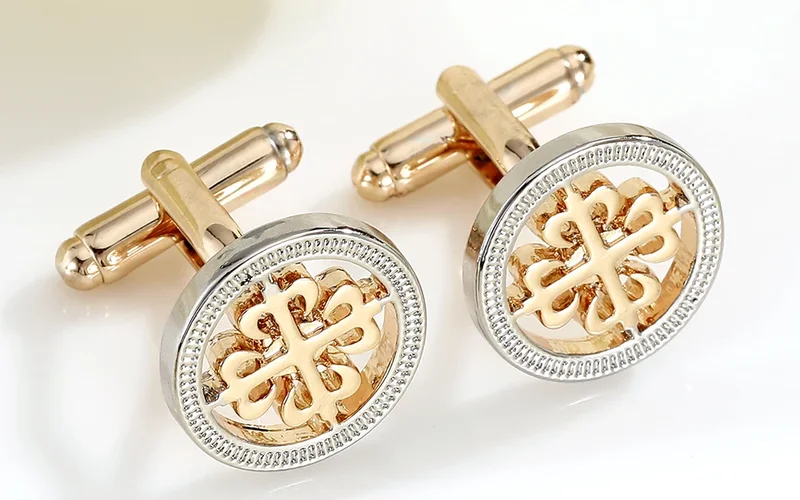 butterfly claspback viewClose-up,显示opening mechanism,袖扣处于being wornshowingsecure