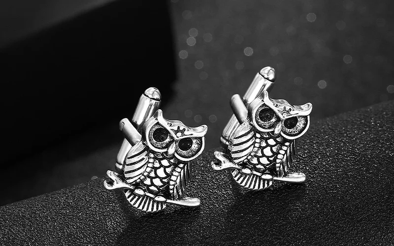 Close-up of butterfly clasp structure showing alloy material and ancient silver plating luster with size reference